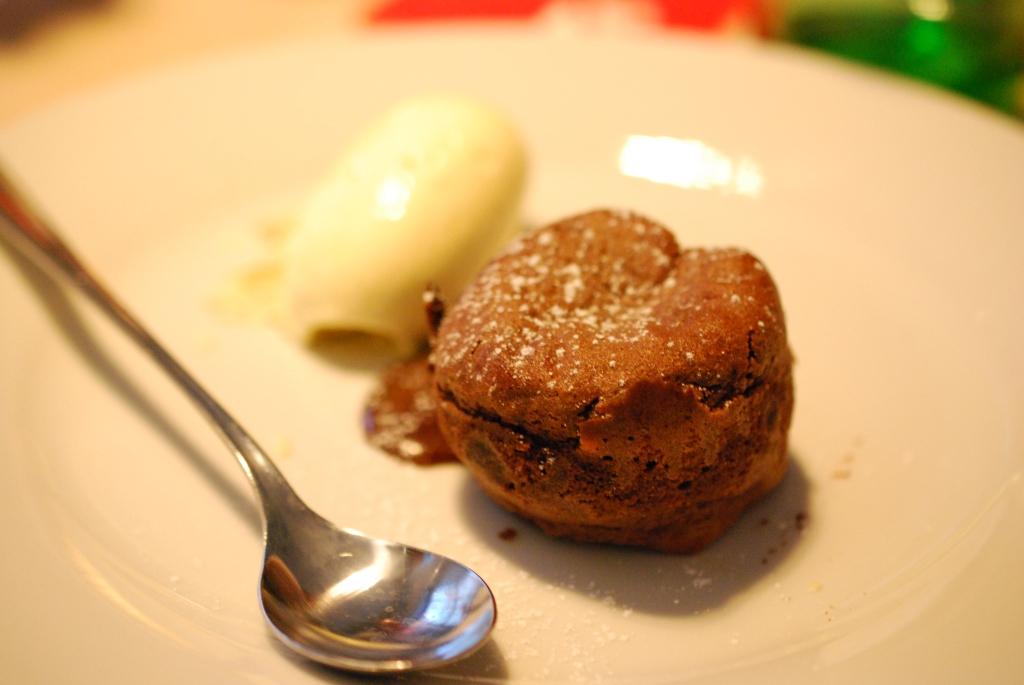 Schokoladen Souffle mit flüssigem Kern, Butterscotch und Vanilleeis