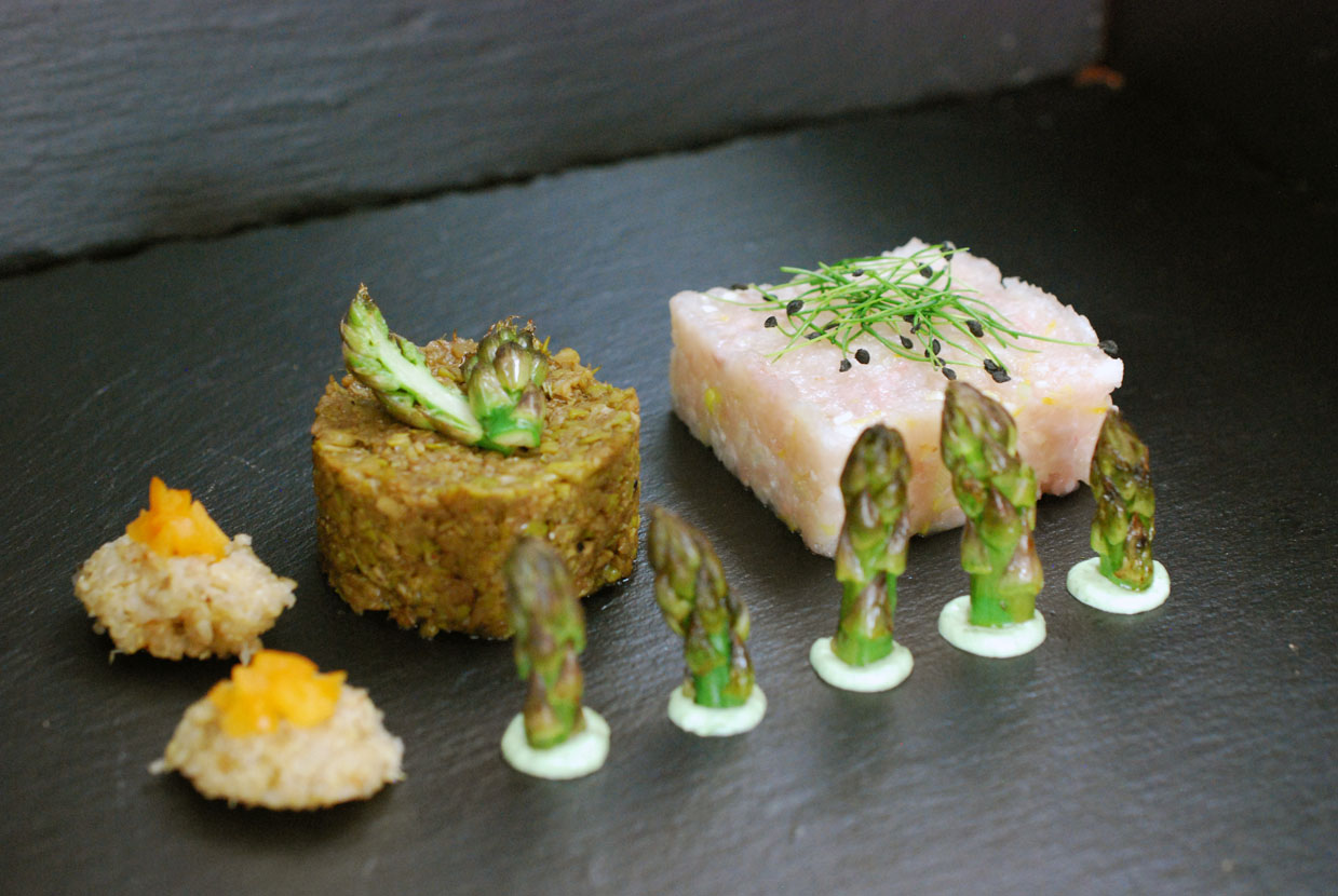 Bachsaiblings- und Spargel-Tatar mit Knusper-Quinoa und Bärlauch ...